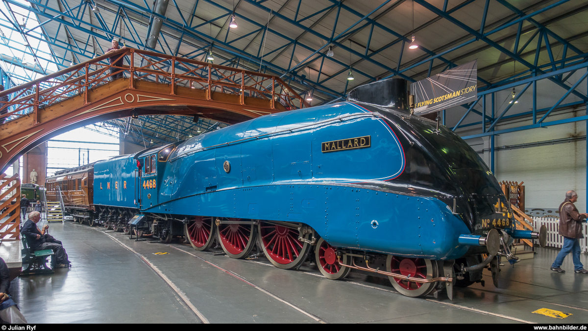 Die offiziell* schnellste Dampflok der Welt, die LNER A4 4468  Mallard  am 19. August 2017 im National Railway Museum in York.<br>
*laut Wikipedia wurden von verschiedenen Amerikanischen Dampfloks, u. a. der PRR Class S1 deutlich höhere Geschwindigkeiten erreicht, welche jedoch nie offiziell gemessen wurden.