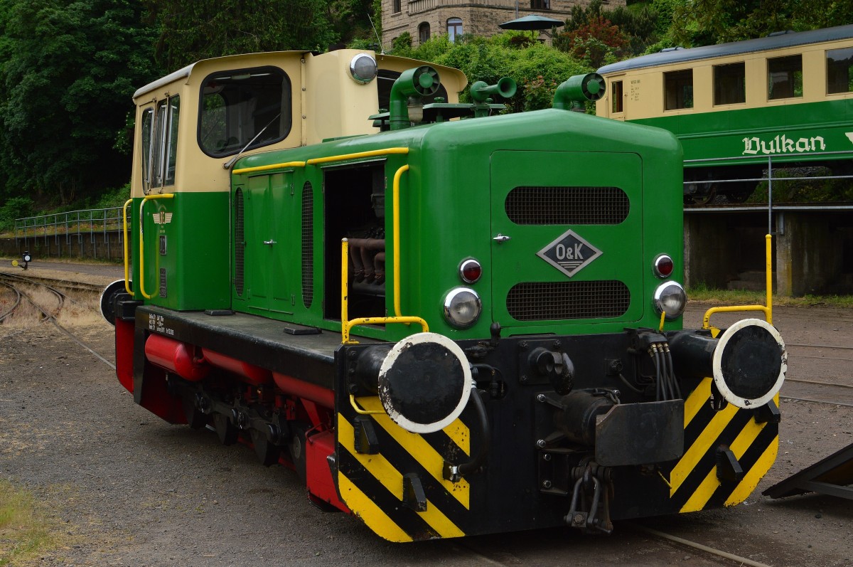 Die O&K Lok Nr. D2 der Brohltalbahn....in der Zweiseitenansicht.
Hier steht sie auf dem Gelände vor dem Schuppen. Sonntag 31.5.2015