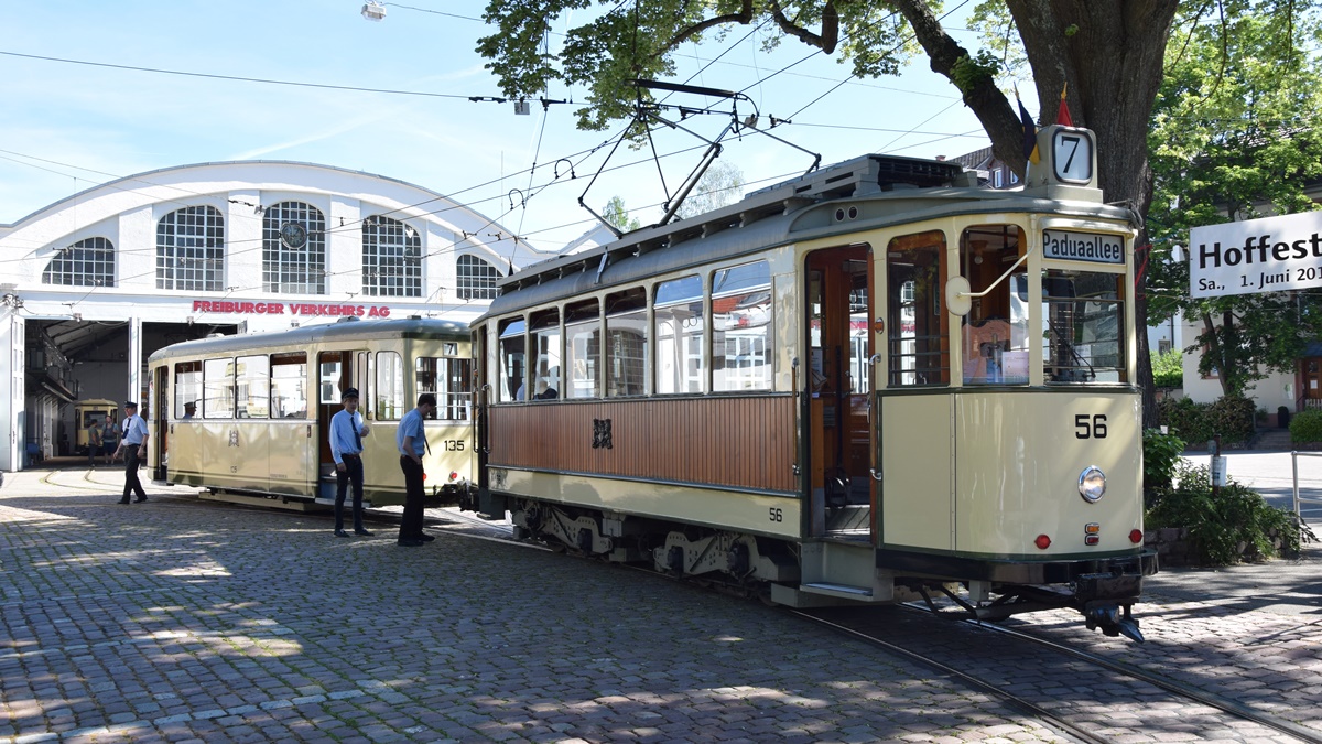 Die Oldtimer Tram Nr. 56 mit historischem Beiwagen Nr. 135 stehen die Vorbereitung vor der Abfahrt. 

Die Aufnahme ist am 01.06.2019 entstanden.