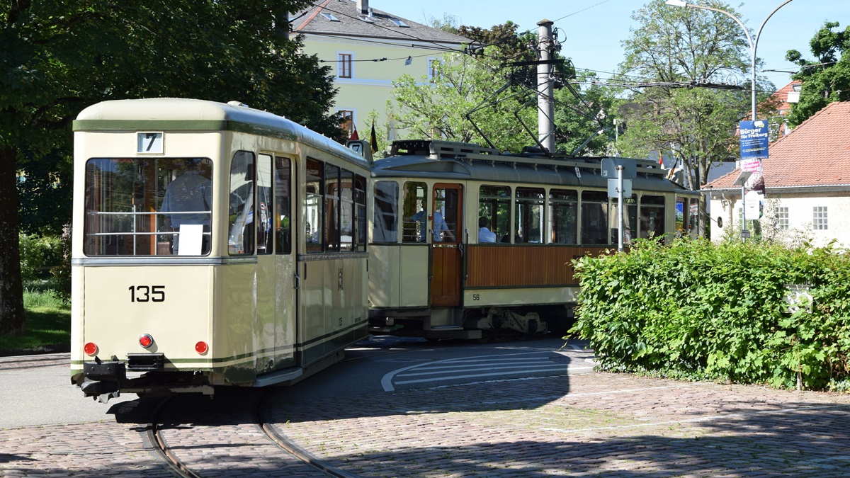 Die Oldtimer Tram Nr. 56 mit historischem Beiwagen Nr. 135 verlassen den Betriebshof Süd. 

Die Aufnahme ist am 01.06.2019 entstanden.