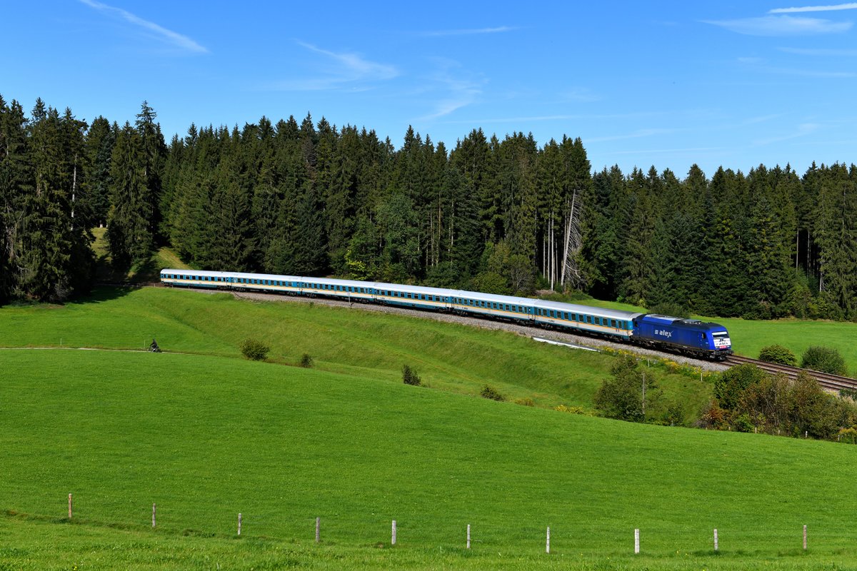 Die optimale Länge für dieses Motiv bei Heimhofen wies am 29. September 2019 der von der ER 20 - 015 geführte ALX 84111 auf seiner Fahrt von Lindau nach München HBF auf. 
