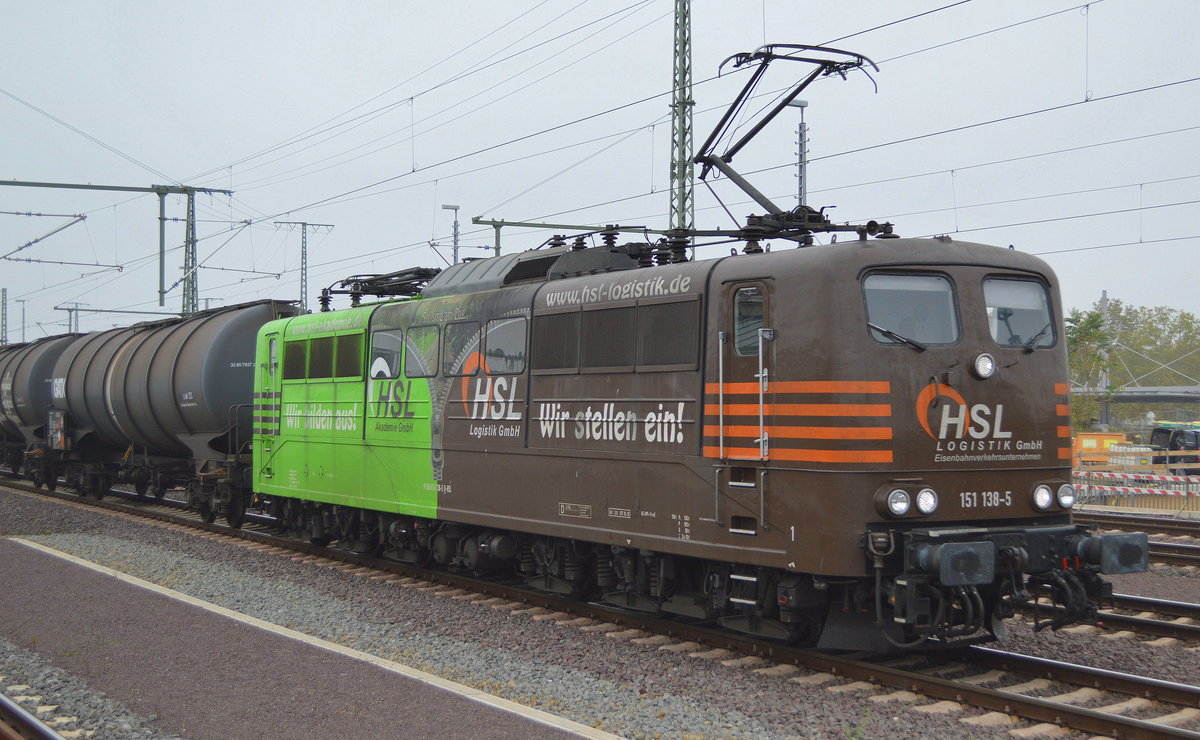 Die optisch auffälligste HSL 151ér, die  151 138-5  (NVR-Nummer: 91 80 6151 138-5 D-HSL) mit Kesselwagenzug (leer) Richtung Stendell am 24.10.19 Vorbeifahrt Magdeburg Hbf. 