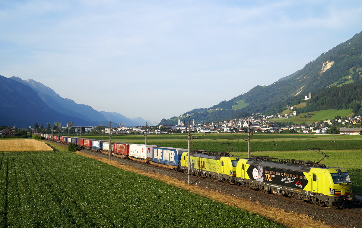 Die optisch sehr ansprechenden 193 556  With the licence to rail  und 193 559  NATURAIL  ziehen am 25.06.2019 bei Schwaz einen der wenigen KLV-Züge auf der alten Unterinntaltrasse in Richtung Innsbruck.