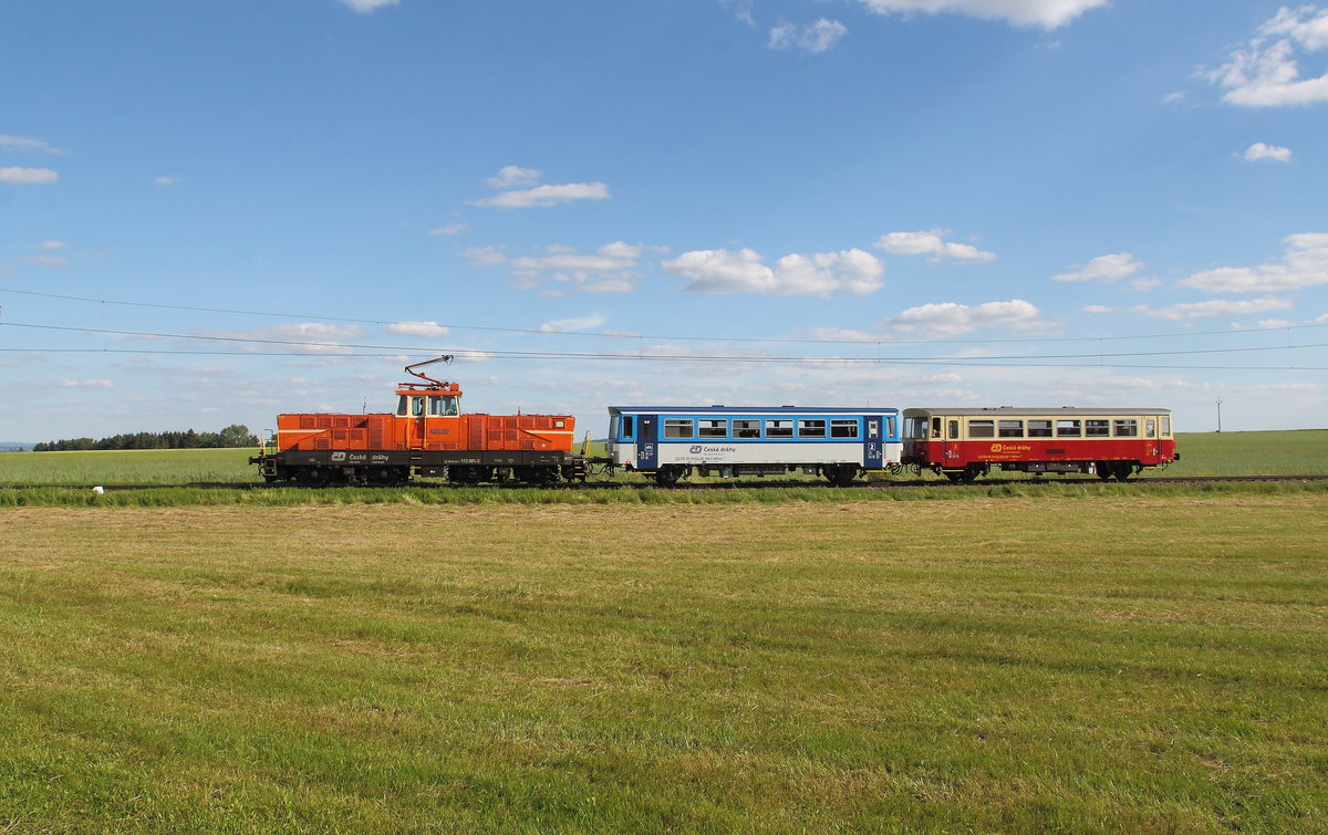 Die orange E426 0001 mit einem blau weißen und einem rot gelbem Beiwagen auf der Lokalbahn zwischen Bechyně nach Tábor am 04.07.2020 fährt durch die tolle südböhmische Landschaft.  