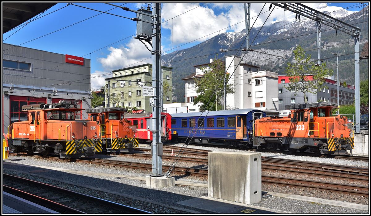 Die orange Seite der Kleinen Roten vereint vor dem Depot Chur. Ge 3/3 215, Gm 3/3 231 und 233 und der WR3810. (14.05.2019)