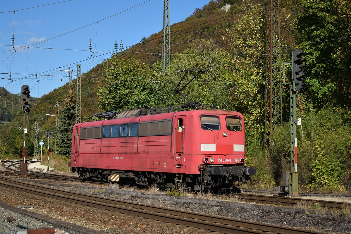 Die orientrote 151 086 hat am 25. September 2018 Schiebedienst auf der Geislinger Steige. Gerade hat sie von ihrem Abstellgleis in der Bahnhof von Geislingen rangiert, um anschließend mit geänderter Fahrtrichtung nach Geislingen West zu fahren. Von dort wird sie den nächsten Güterzug durch den Geislinger Bahnhof und die berühmte Steige hinauf, bis Amstetten, nachschieben.