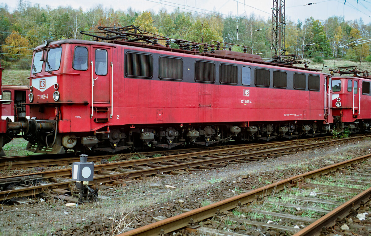 Die orientrote 171 009 am 03.11.2001 im Bw. Blankenburg.
