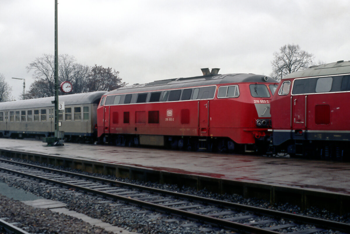 Die orientrote 218 003 als zweite Zuglok am 07.11.1989 im Bf. Cham. Nach Auskunft der Bahnpolizei am Bahnsteig, die meine  verdächtige Tätigkeit  kontrollierte, sollen mit diesem Zug Botschaftsflüchtlinge in den Westen gefahren werden.