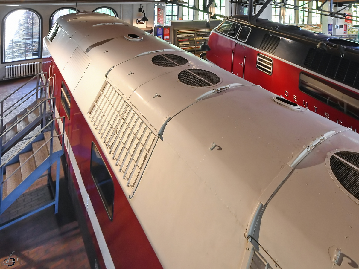 Die die Ostdeutsche Diesellokomotive 118 075 im Deutschen Technikmuseum Berlin. Dahinter das Gegenstück aus Westdeutschland, die 220 018-6. (April 2018)