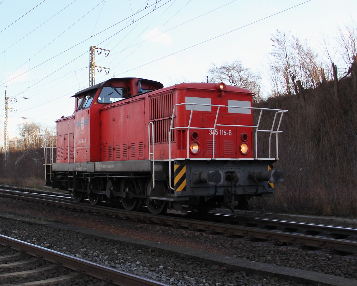 Die  OSTLOK  345 116-8 als Tfzf aus Richtung Osten kommend zur Weiterfahrt gen Kassel. Aufgenommen am 27.12.2013 in Eichenberg.