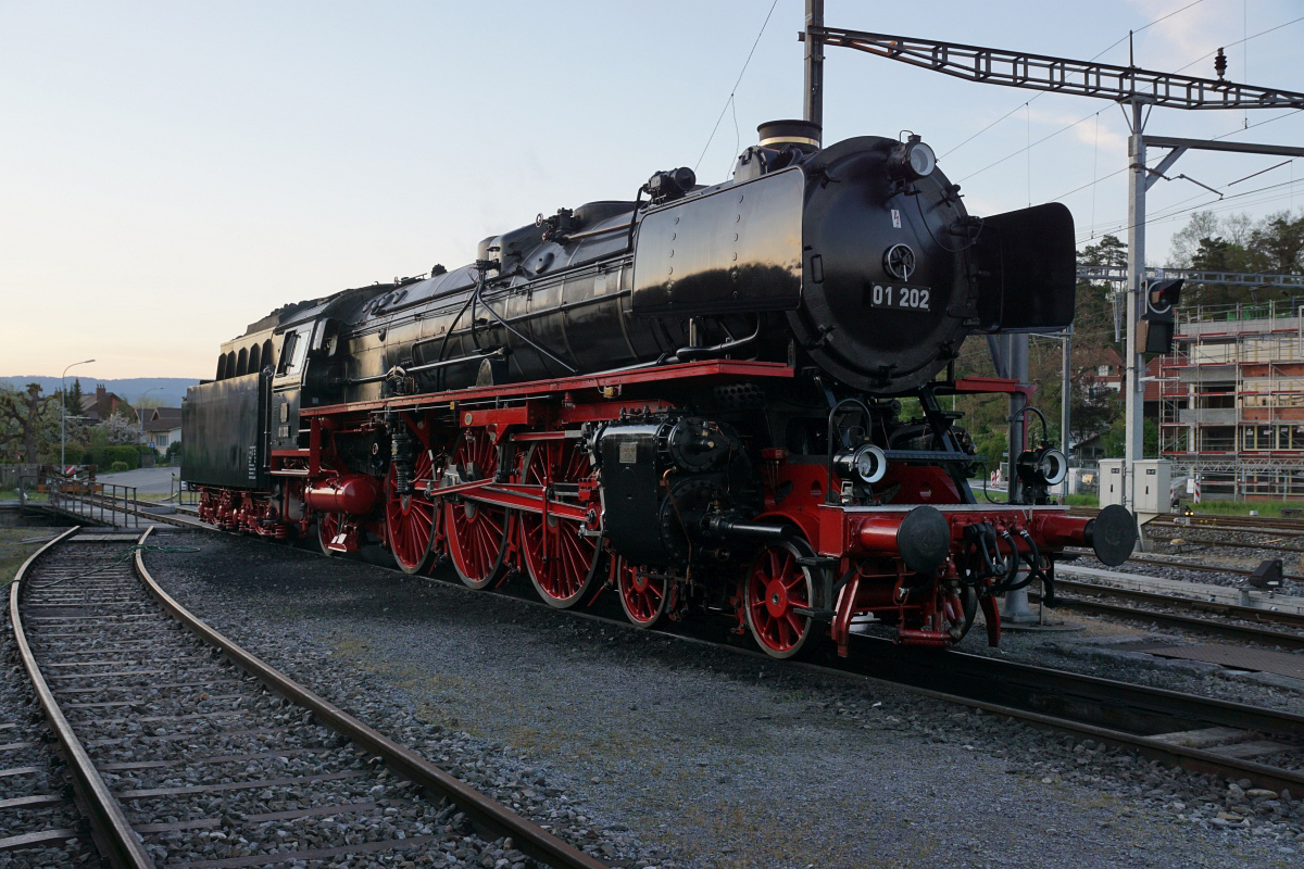 Die Pacific 01 202 wurde am 04.05.2016 für ihre grosse Reise nach Neustadt an der Weinstrasse vorbereitet und konnte bei der Remise in Lyss fotografiert werden.