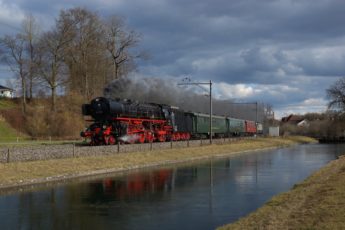 Die Pacific 01 202 zieht am 22.02.2014 den  Bratwurst-Express  durch Bürglen, auf dem Weg zurück Richtung Lyss.
