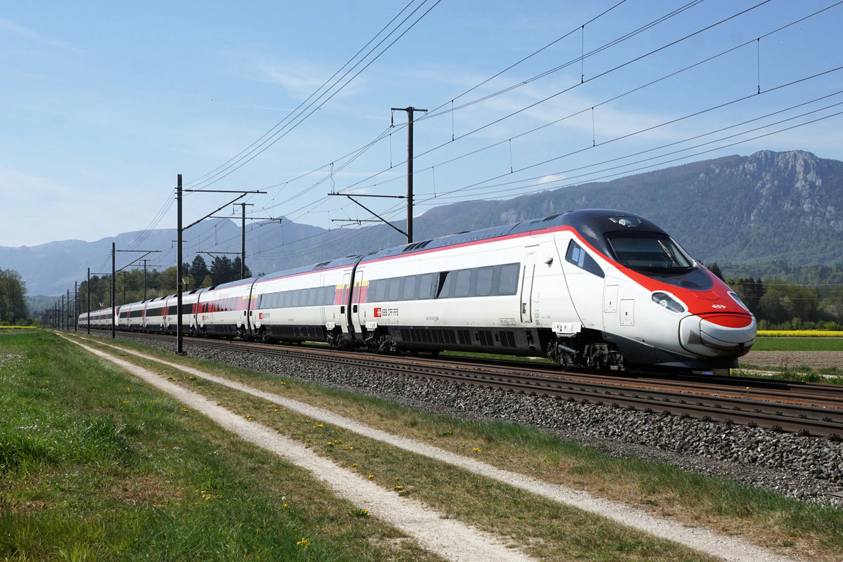 Die  Paradepferde  von SBB Personenverkehr.
ETR 610 in Doppeltraktion auf der nicht alltäglichen Fahrt bei Deitingen am 17. April 2020.
Foto: Walter Ruetsch 
