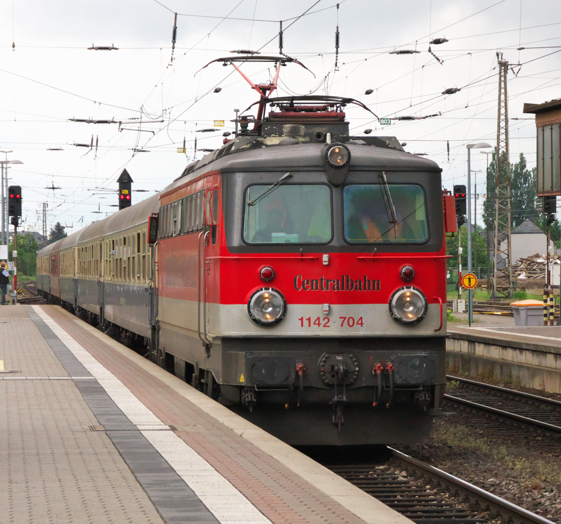 Die Party ist vorbei. Centralbahn 1142 704 bringt die Besucher des Party Wochenendes zurück in die Heimat. Der Fun-Express ist ein von Eurostrand gecharterter Sonderzug mit Abfahrten zwischen Rheine bis Köln nach Leiwen. Der Zug fährt bis Hetzerath, dann werden die Gäste per Bus bis zum Erlebnisland  Eurostrand transportiert. Trier Hbf. 13.05.2018