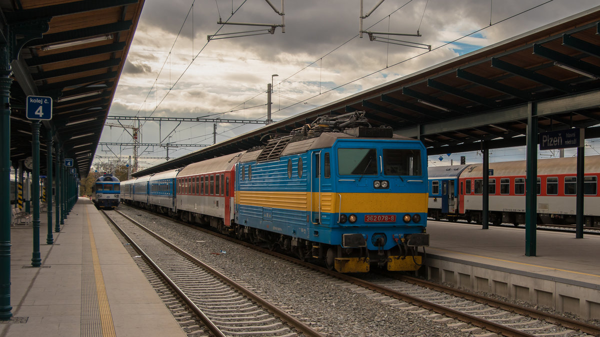 Die Passanten fanden den Fotografen sicherlich doch recht befremdlich, als er CD 362 078-8 am Bahnsteig erblickte. Freundestrahlend tanzend jubelte er lautstark vor sich hin, ständig die Arme in die Höhe reißend, in die Knie gehend, die Säge dabei auspackend. Und ständig hörten sie Worte wie:  Strike ,  YES!! ,  Juhuuuu!!! . Die 078 war dem Fotografen bisher immer entwischt. Diesmal nicht, am 21. Oktober 2017 in Pilsen am Bahnsteig! Schon toll, dass dieses Hobby die Menschen so glücklich machen kann... :-) 