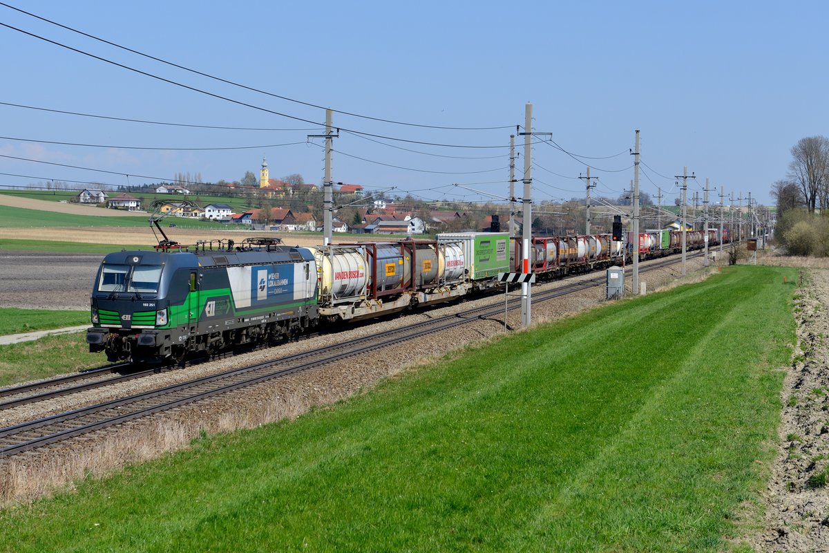 Die Passauer Bahn wurde in den letzten Jahren zur Hochleistungsstrecke ausgebaut. So auch in der Gegend von Kallham. Bei Kimpling entstand am 01. April 2017 diese Aufnahme des für die Wiener Lokalbahnen fahrenden ELL Vectron 193 251 mit einem Zug des kombinierten Ladungsverkehrs (= TEC 42952 von Wien Donaukaibahnhof nach Rheinhausen).