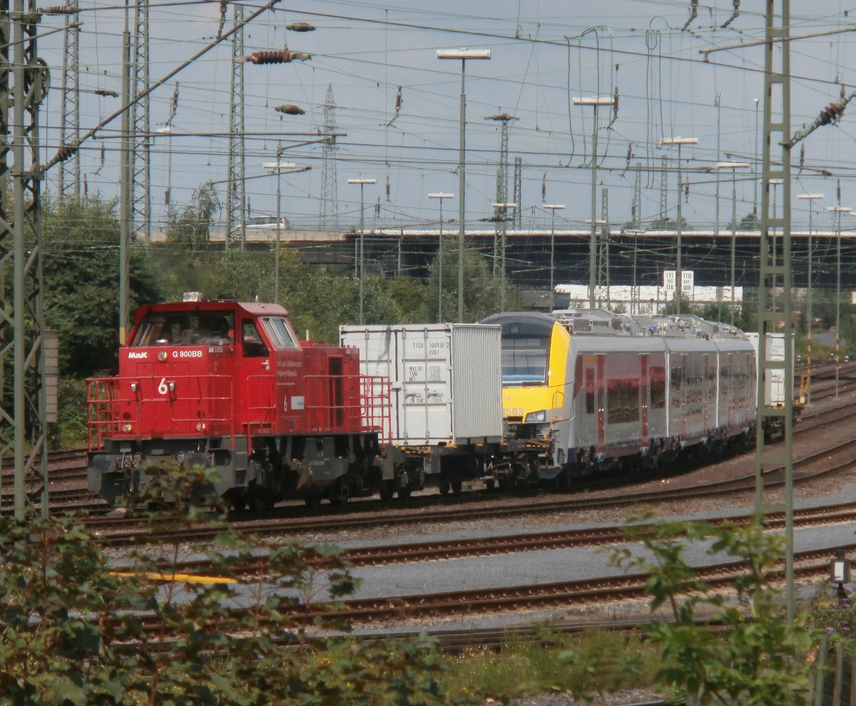 Die PCW6 zog am 5.8.14 einen neuen belgischen Triebwagen zwischen 2 Schutzwagen durch den Neusser Güterbahnhof weiter nach Mönchengladbach ins Prüfcenter Wegberg.

Neuss 05.08.2014