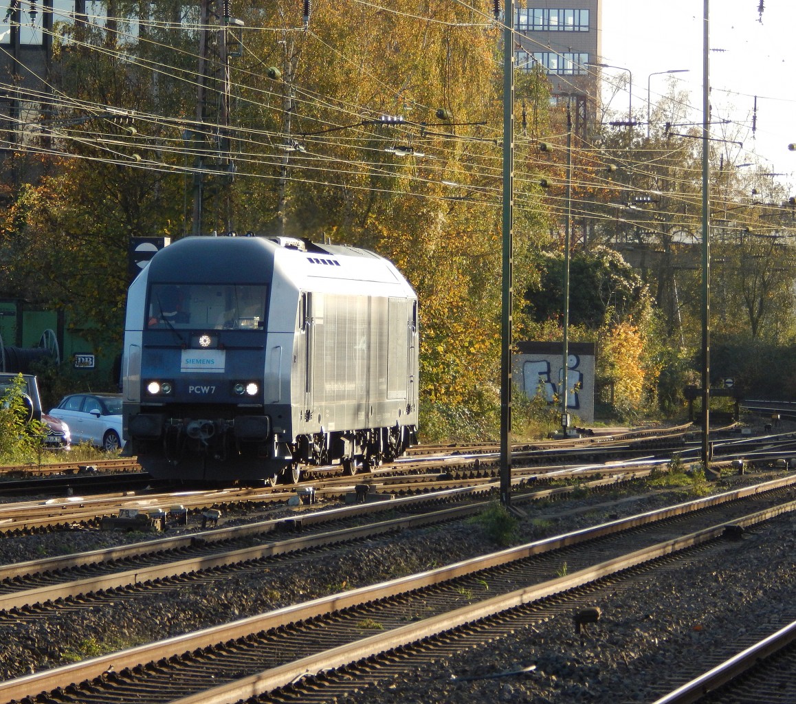 Die PCW7 beim rangieren in Düsseldorf Rath. Gleich wird sie 2 ICE Velaro D in Richtung Düsseldorf HBF ziehen.

Düsseldorf 08.11.2014