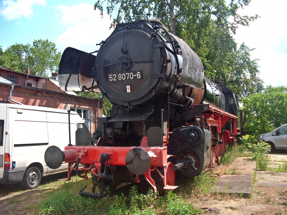 Die in Peitz auf einem Privatgelände ausgestellt 52 8070-6 am 20.06.11. Die Lok wird langsam aufgearbeitet.