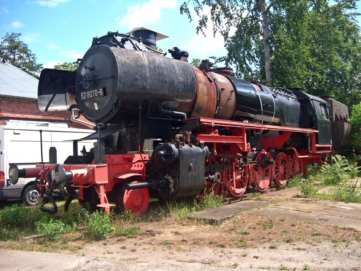 Die in Peitz auf einem Privatgelnde ausgestellt 52 8070-6 am 20.06.11. Die Lok wird langsam aufgearbeitet. 