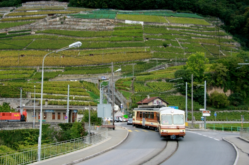 Die Pendelzugeinheit BDeh 4/4 311 und Bt 361 beim Verlassen des Kehrbahnhofs Aigle-Dpot AL; 06.10.2013