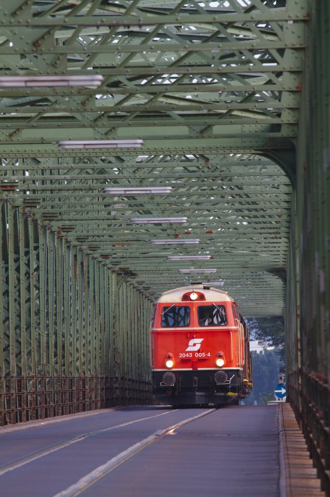 Die perfekt gepflegte 2043.05 mit einem Güterzug der 70er Jahre auf der alten Linzer Eisenbahnbrücke. Die wunderschöne, 114 Jahre alte Brücke wird wahlweise von Zügen oder Autos befahren. Leider soll die Brücke noch heuer für den Eisenbahnverkehr komplett gesperrt werden, und durch einen Brückenneubau ersetzt werden. (05.09.2014)