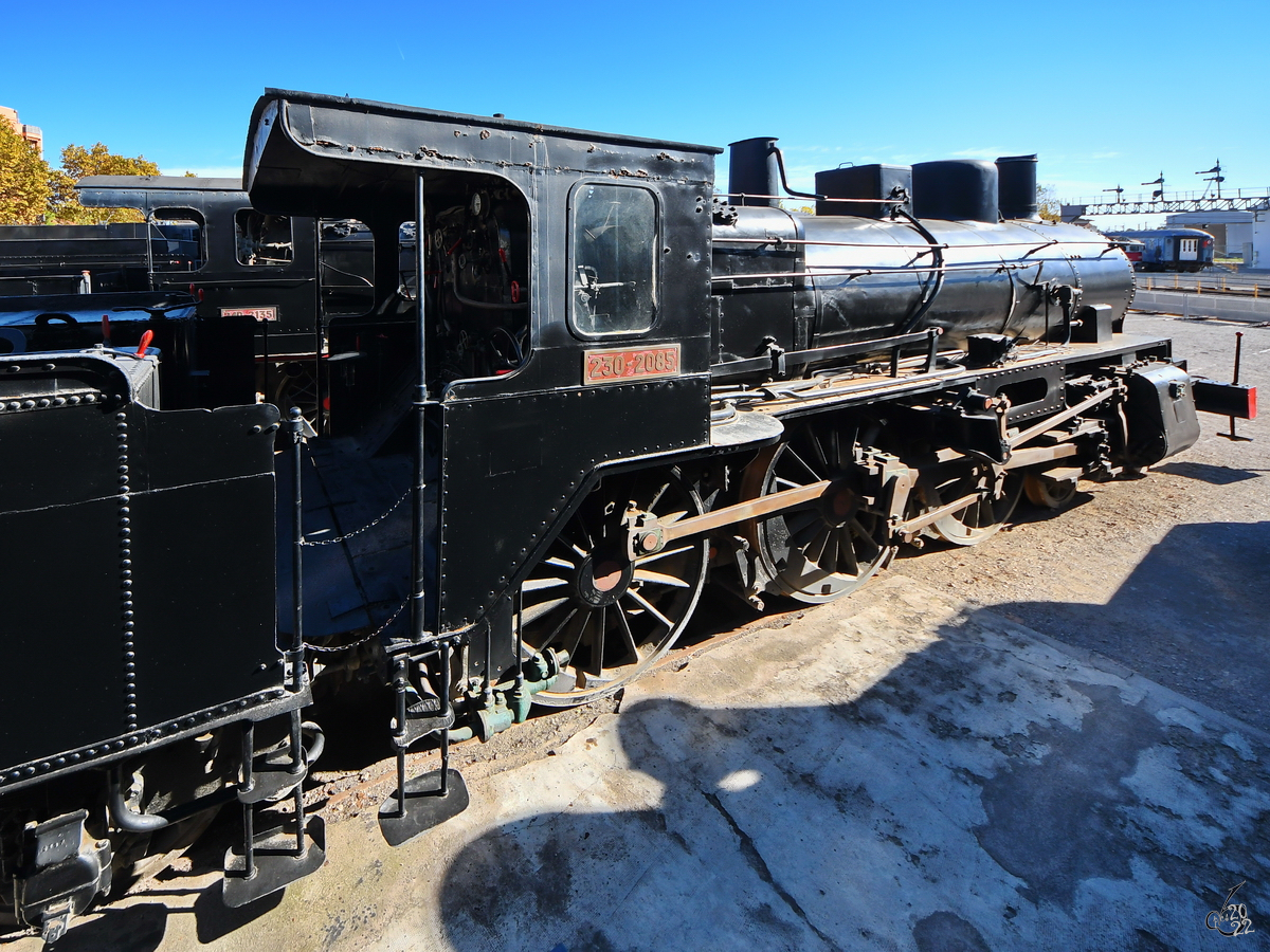 Die Personenzuglokomotive Norte 3101 (230-2085) wurde 1909 bei Hanomag gebaut und ist Teil der umfangreichen Sammlung an Dampflokomotiven im Eisenbahnmuseum von Katalonien. (Vilanova i la Geltrú, November 2022)