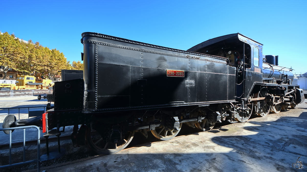 Die Personenzuglokomotive Norte 3101 (230-2085) wurde 1909 bei Hanomag gebaut und ist Teil der umfangreichen Sammlung an Dampflokomotiven im Eisenbahnmuseum von Katalonien. (Vilanova i la Geltrú, November 2022)