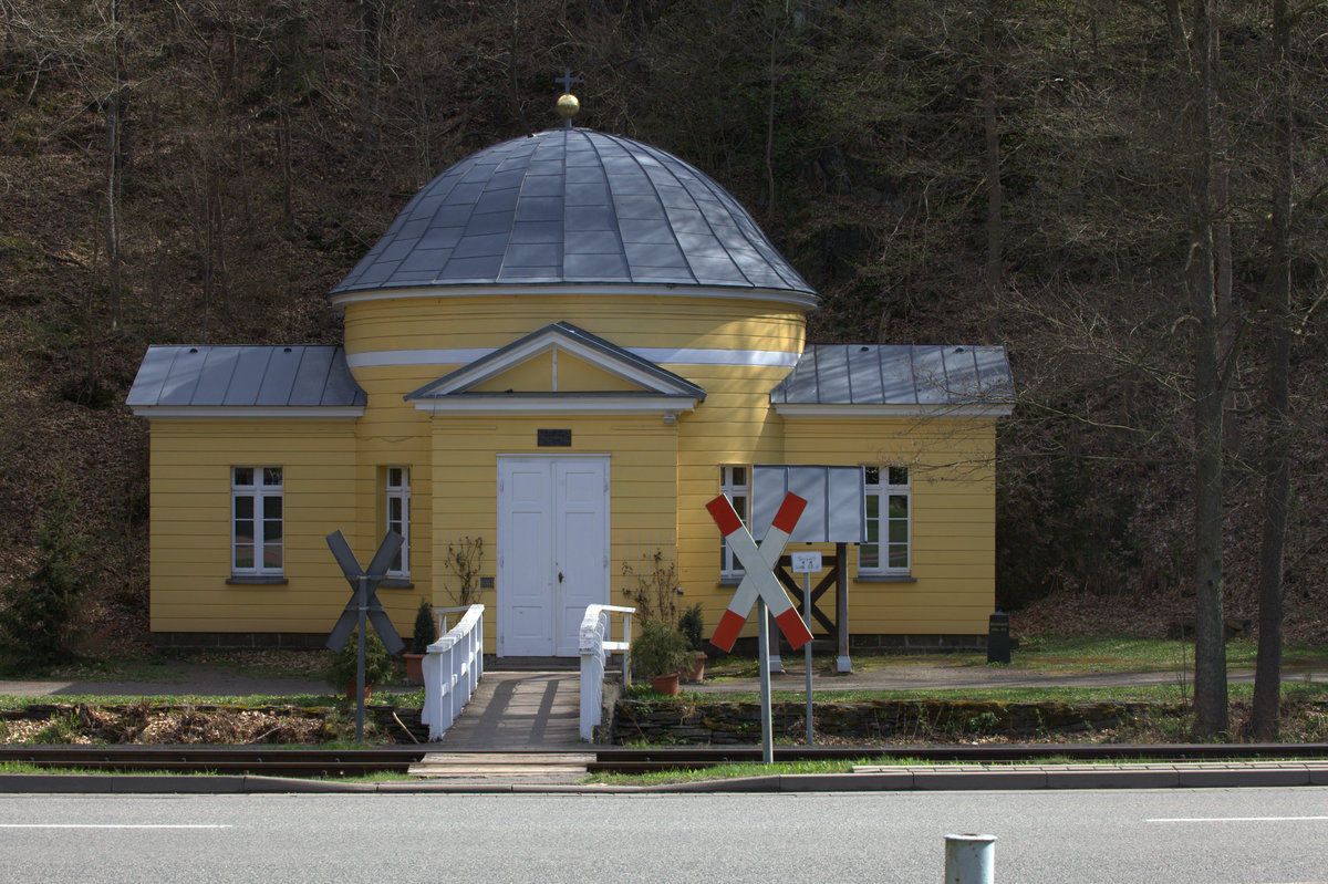 Die Petruskapelle in Alexisbad ist vielleicht die einzige Kapelle Deutschlands mit eigenem Banübergang, sicher aber die einzige im Harz.14.04.2017  10:49 Uhr.