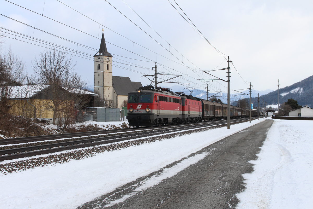 Die Pfarrkirche des heiligen Johannes nahe der Haltestelle Kammern bot am 26.1.2021 der 1142 685 und der 1144 112 mit dem DG54972 ein herrliches Motiv. 
