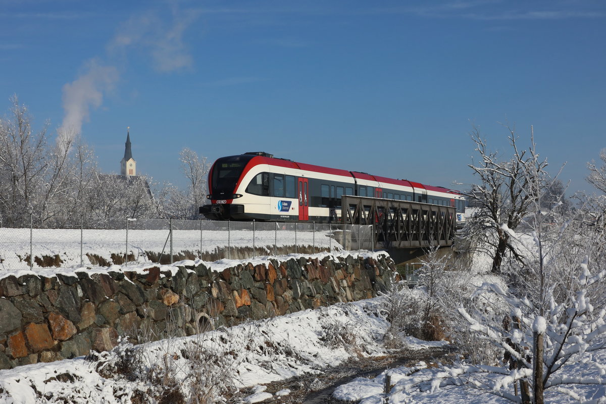 Die Pfarrkirche Groß Sankt Florian wurde erst kürzlich Renoviert. Zum neuen Anstrich bekam der weit hin zu bewundernde Sakralbau beleuchtete Ziffernblätter. 
Heute am 10.Dezember 2017 , dem 2ten Adventsonntag , zischt R8557 pünktlich vorbei. 

