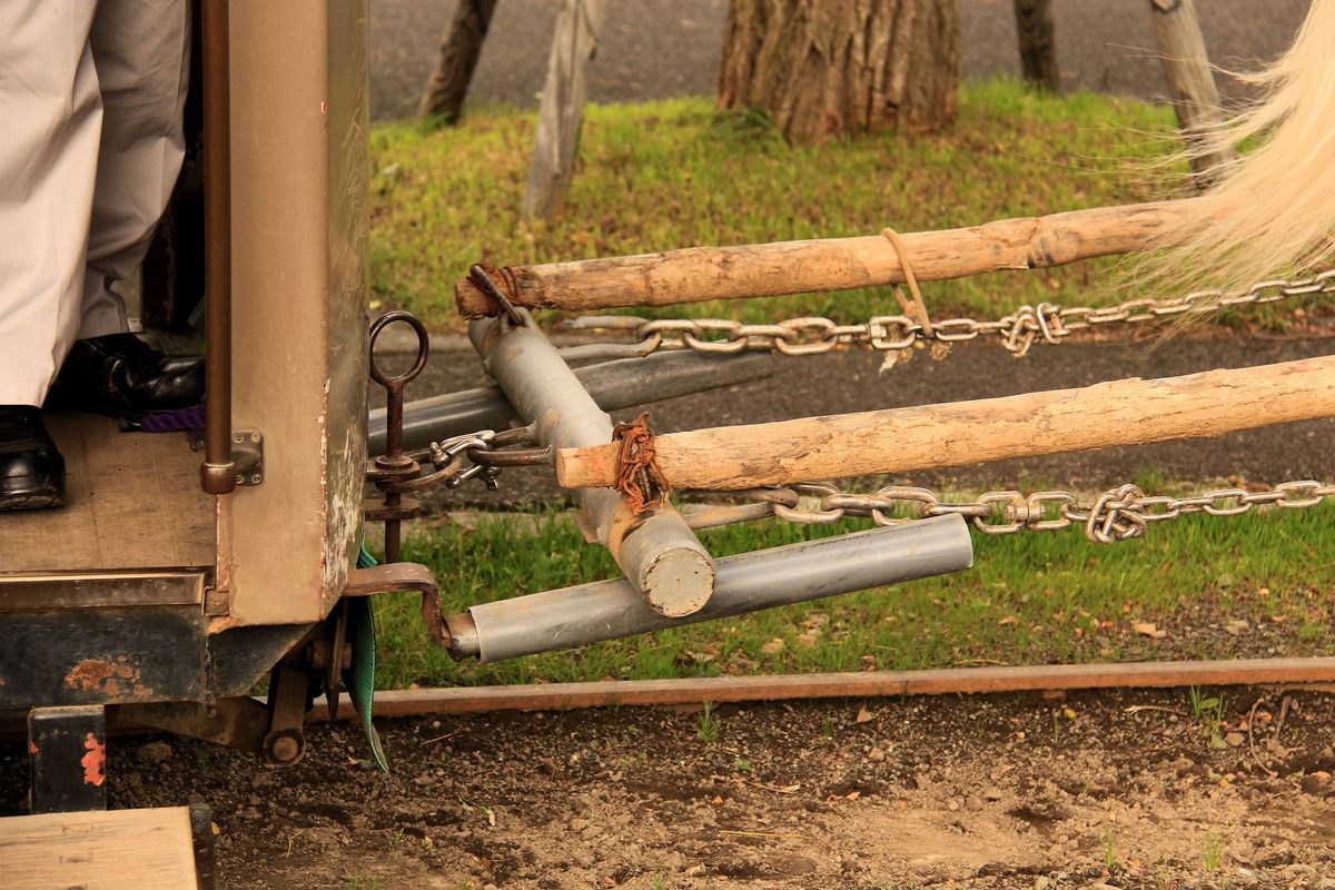Die Pferdebahn des Freilichtmuseums von Hokkaidô bei Sapporo: Die  Kupplung  zwischen Zugpferd und Wagen. 
