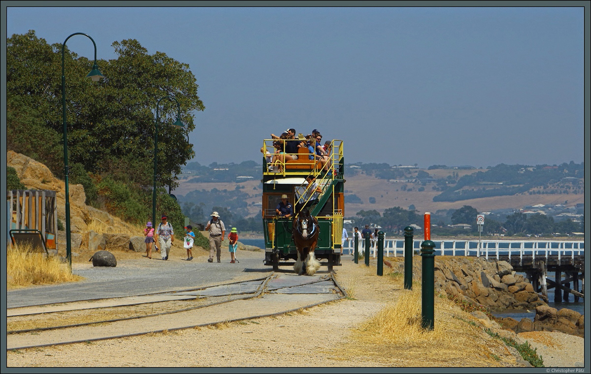 Die Pferdebahn Victor Harbor diente einst der Verbindung des Fähranlegers mit der Stadt. Heute ist sie vor allem eine Touristenattraktion. Wagen 3 hat gerade die Seebrücke  Causeway  überquert und erreicht in Kürze die Endstation auf Granite Island. (08.01.2020)