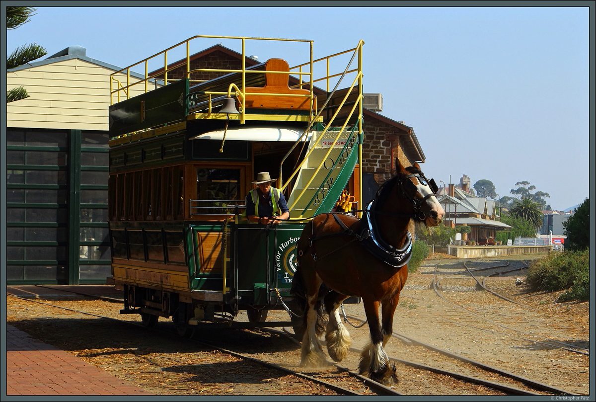 Die Pferdebahn Victor Harbor wurde 1894 eröffnet, um vorgelagerten Hafen auf Granite Island mit dem Festland zu verbinden. Am 08.01.2020 ist Wagen 3 vor dem Depot zu sehen, rechts im Hintergrund der Bahnhof der Strecke nach Mount Barker (SteamRanger Heritage Railway).