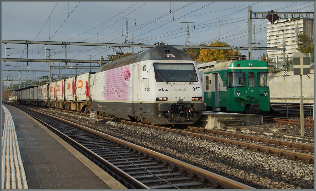 Die  Pink Panther  BLS Re 465 017-2 wartet in Morges auf die Weiterfahrt Richtung Bussigny, während der BAM Be 4/4 14 mit seinem Zug 107 schon vor zwei Stunden sein Ziel Morges erreicht hat.
15. Okt. 2015