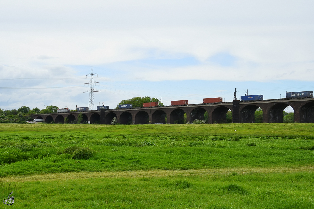 Die PKP-Elektrolokomotive 370 020-7 (EU46-508) war Anfang Mai 2021 mit einem wenig ausgelasteten Containerzug auf der Hochfelder Eisenbahnbrücke in Duisburg unterwegs.