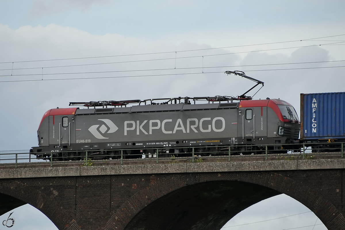 Die PKP-Elektrolokomotive 5370 032-2 (EU49-519) war Anfang Mai 2021 mit einem Containerzug auf der Hochfelder Eisenbahnbrücke in Duisburg unterwegs.