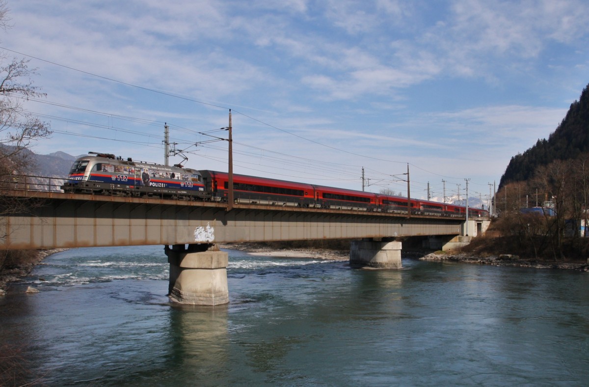 Die Polizeilok 1116 250-2 ist am 26.2.2014 mit dem Railjet 862 Wien West- Innsbruck auf der Innbrücke bei Brixlegg unterwegs.