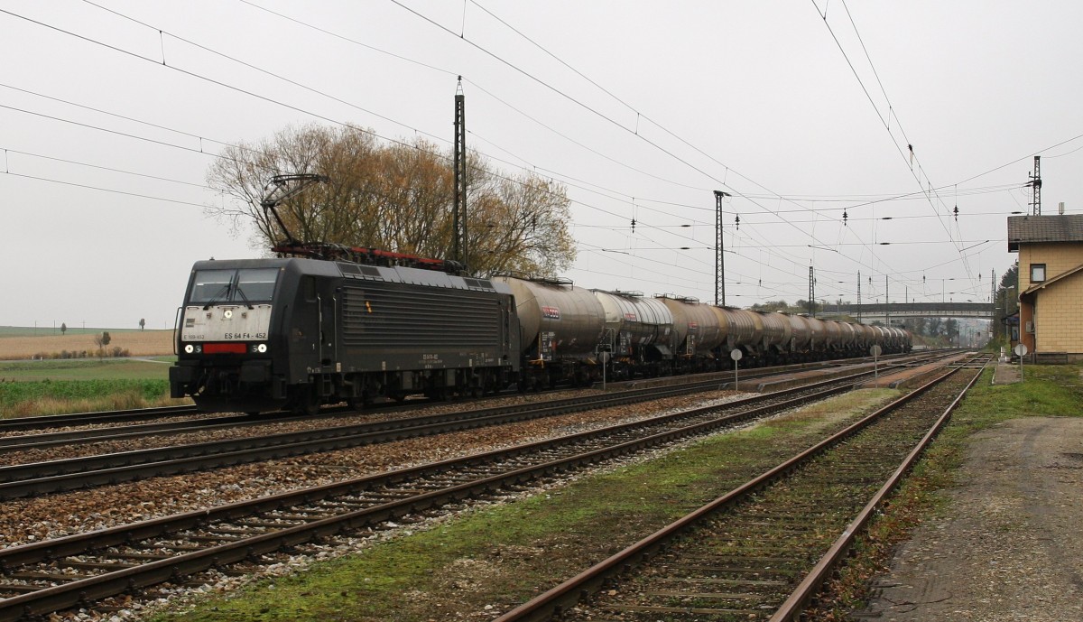 Die polnische 189 452-5 (170 025-1) ist am 11.11.2014 mit einem Kesselzug durch Kirchstetten Richtung Linz unterwegs.