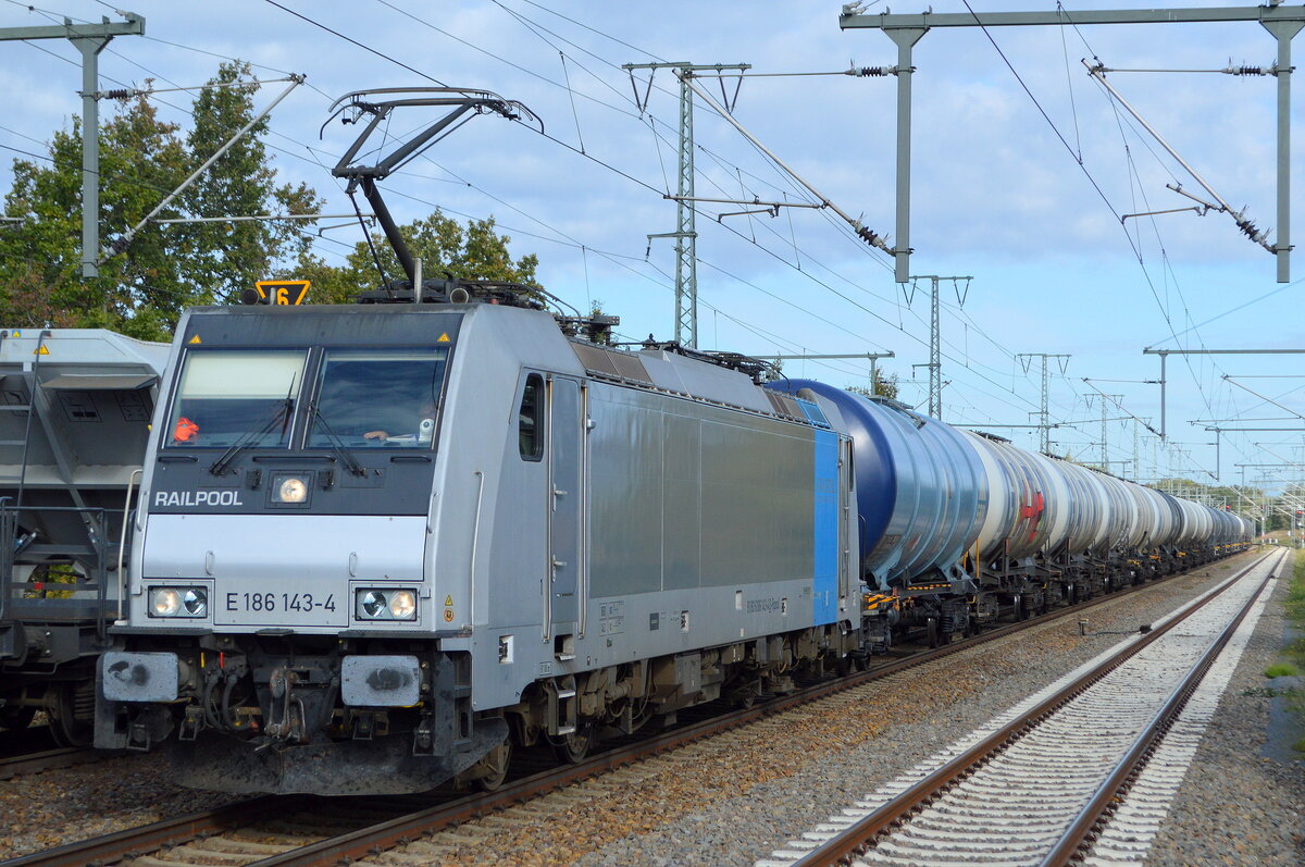 Die polnische EVU ORLEN KolTrans Sp. z o.o mit der Railpool Lok  E 186 143-4  (NVR:  91 80 6186 143-4 D-Rpool ) und Kesselwagenzug am 13.10.21 Durchfahrt Bf. Golm (Potsdam)