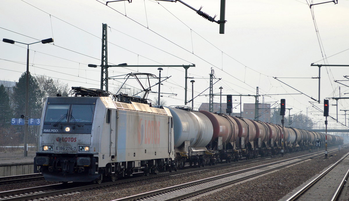 Die polnische Fa. Lotos Kolej Sp. z o.o. mit der Rpool  E 186 274-7  [NVR-Number: 91 80 6186 274-7 D-Rpool] und Kesselwagenzug am 28.02.19 Bf. Flughafen Berlin-Schönefeld.