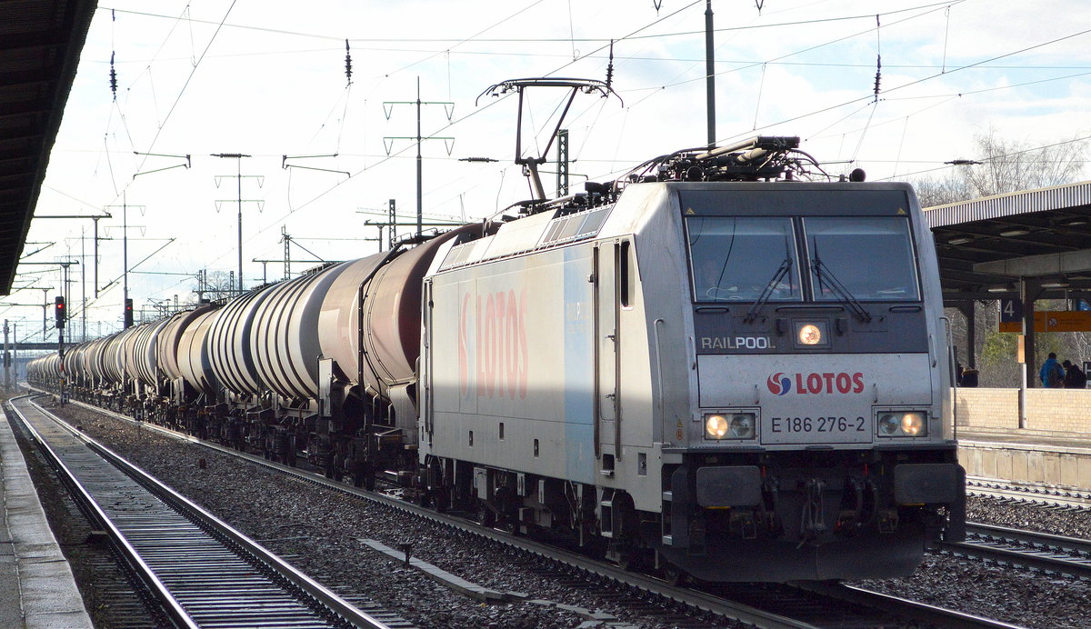 Die polnische Fa. LOTOS mit der Rpool   E 186 276-2  [NVR-Number: 91 80 6186 276-2 D-Rpool] und Kesselwagenzug Richtung Polen am 27.01.19 Bf. Flughafen Berlin-Schönefeld.
