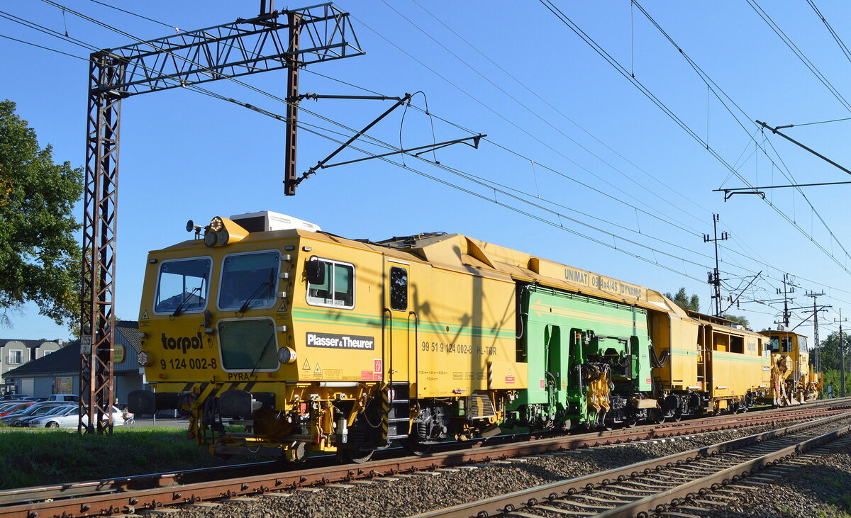 Die polnische Fa TORPOL S.A. aus Poznan mit einer Plasser & Theurer Gleistopfmaschine vom Typ UNIMAT 09-4x4/4S DYNAMIC (99 51 9 124 002-8 PL-TOR) und einer Schotterplaniermaschine vom Typ SP 110 SW (99 52 PL-TOR 9225 012-5) am 14.09.21 kurz vor der Durchfahrt Bf. Kostrzyn (Polen). 
