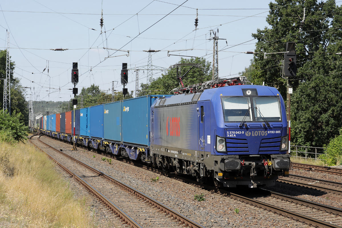 Die polnische LOTOS 370 043 mit Containern, Saarmund, 11.08.2022