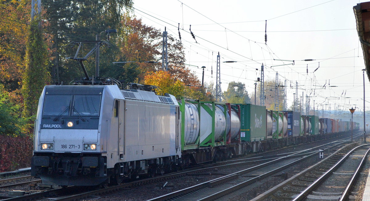 Die polnische Lotos Kolej Sp. z o.o mit Rpool   186 271-3  [NVR-Number: 91 80 6186 271-3 D-Rpool]  und Containerzug am 17.10.18 Berlin-Hirschgarten Richtung Polen.