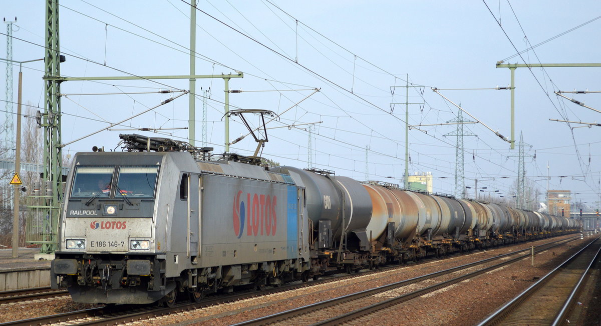 Die polnische Lotos Kolej Sp. z o.o. mit der Rpool  E 186 146-7  [NVR-Number: 91 80 6186 146-7 D-Rpool] und Kesselwagenzug am 28.02.19 Bf. Flughafen Berlin-Schönefeld.