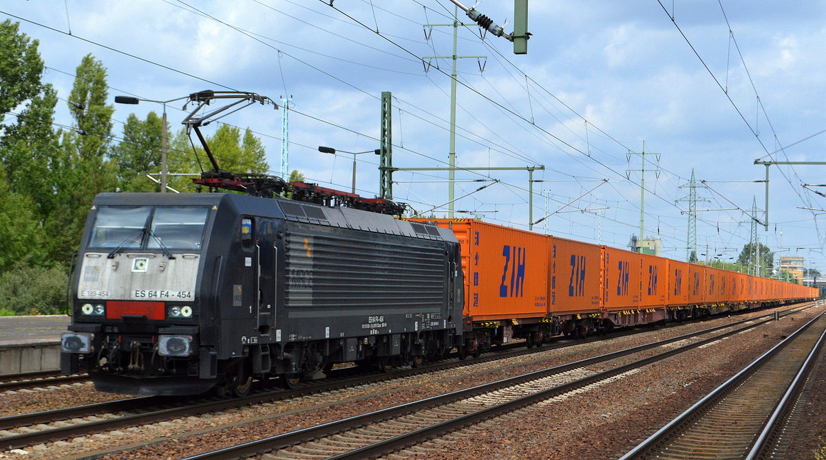 Die polnische MRCE Dispo  ES 64 F4-454   [NVR-Number: 91 51 5170 028-2 PL-DISPO] für METRANS mit einem der typischen China-Silk-Road Containerzügen aus Polen, in diesem Fall nur aus orangen ZIH (Zhengzhou Railway Container) Containern bestehend am 25.06.18 Bf. Flughafen Berlin-Schönefeld.