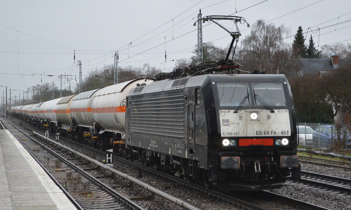 Die polnische MRCE Dispo  ES 64 F4-451  [NVR-Nummer: 91 51 5170 025-8 PL-DISPO], aktueller Mieter? mit einem Ganzzug Druckgaskesselwagen (für Butan) am 04.01.22 Berlin Hirschgarten.
