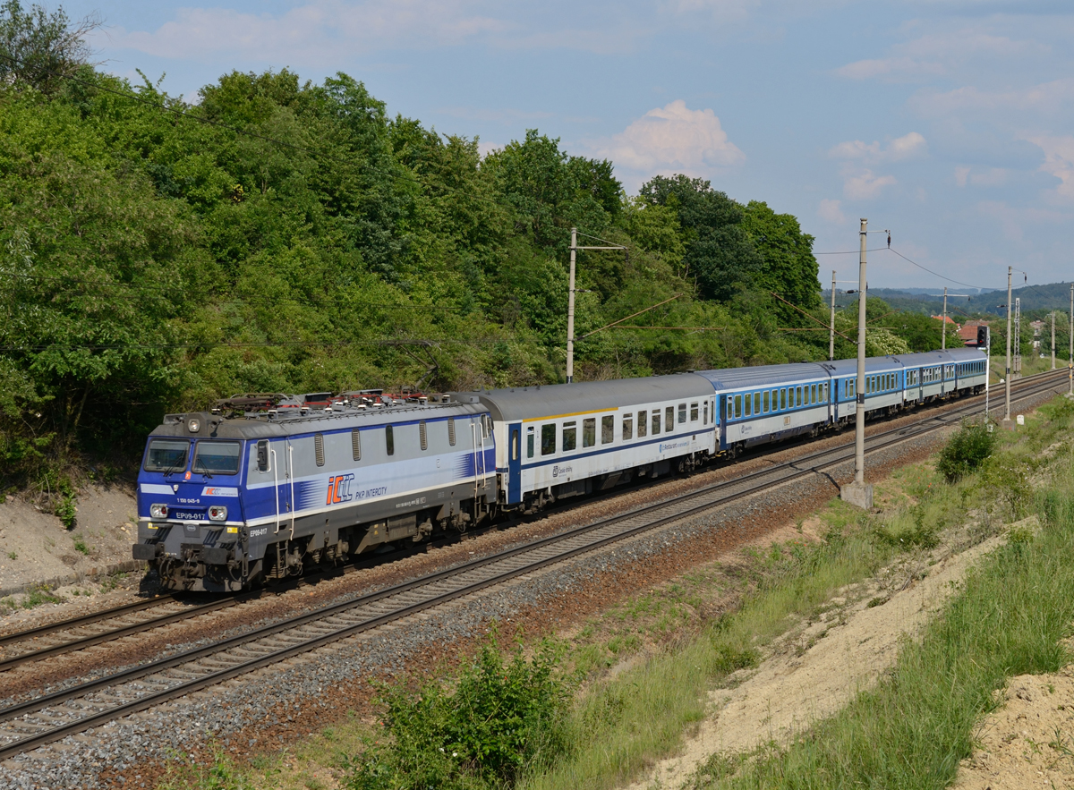 Die polnische Schnellzuglok EP09-17 war am Nachmittag des 26. Mai 2018 mit dem EX 114    Cracovia  von Kraków Glówny nach Praha hl. n. unterwegs und wurde von mir nahe des ostböhmischen Dorfes Sruby fotografiert.  