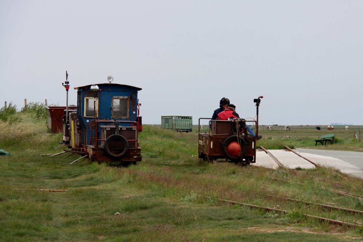 Die Postlore (Nr. 29) erreicht soeben den Lorenbf auf Langeness. Zum Abstellen werden vorrangig das mittlere und linke Gleis genutzt, daß rechte Gleis ist den Loren vorbehalten, die per Straßentransport an-/abtransportiert werden. Auf der Aufn. ist auch schön zu erkennen, dass links alle Feststellbremsen angelegt sind, einfach einen Knüppel ins Rad stecken.(06.06.2012) 